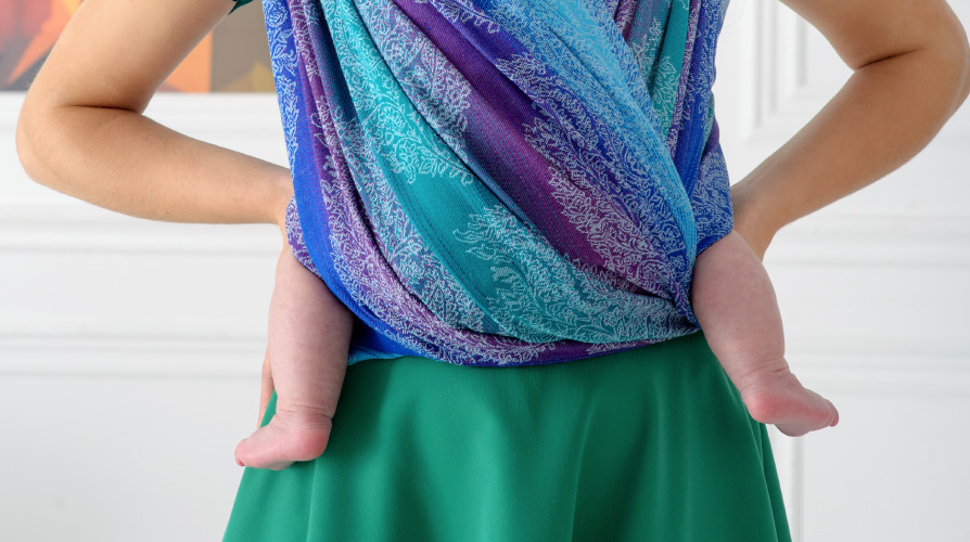 Положение ножек ребенка на руках и в слинге