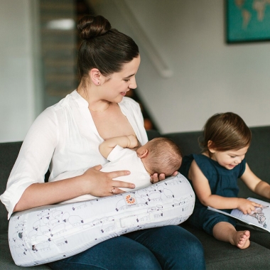 Подушка для кормления ребенка Ergobaby Nursing Pillow - Sheep