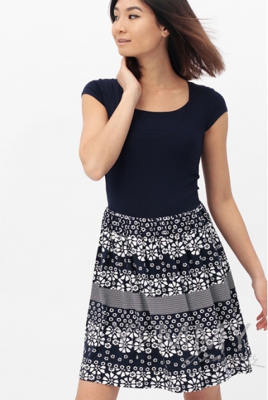 Платье с юбкой на сборке темно-синее с цветочным принтом для кормящих